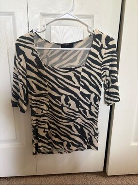 Tahari Black and Cream Zebra Scoop Neck Short Sleeve Top